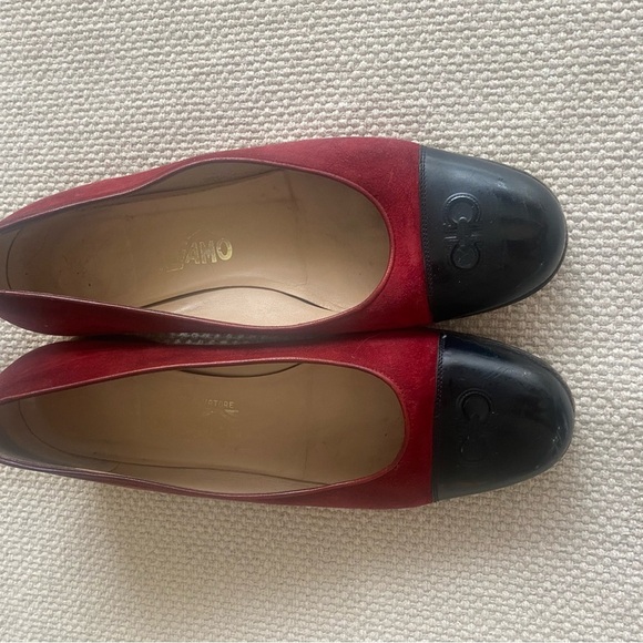 Vintage Ferragamo Dark Red Suede Flats Black Cap Toe Rounded Toe Size 9.5 - Picture 1 of 7